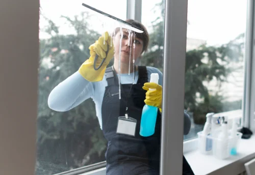 Nettoyage de vitres intérieures et extérieures à Jouy-le-Moutier